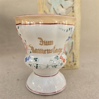 porcelaenskrus-på-krus-blomsterdekoreret-tekst-zum-namenstage-gammel-tysk